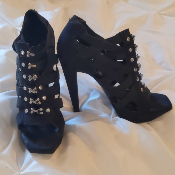 Shoes - Picture 2 of 4